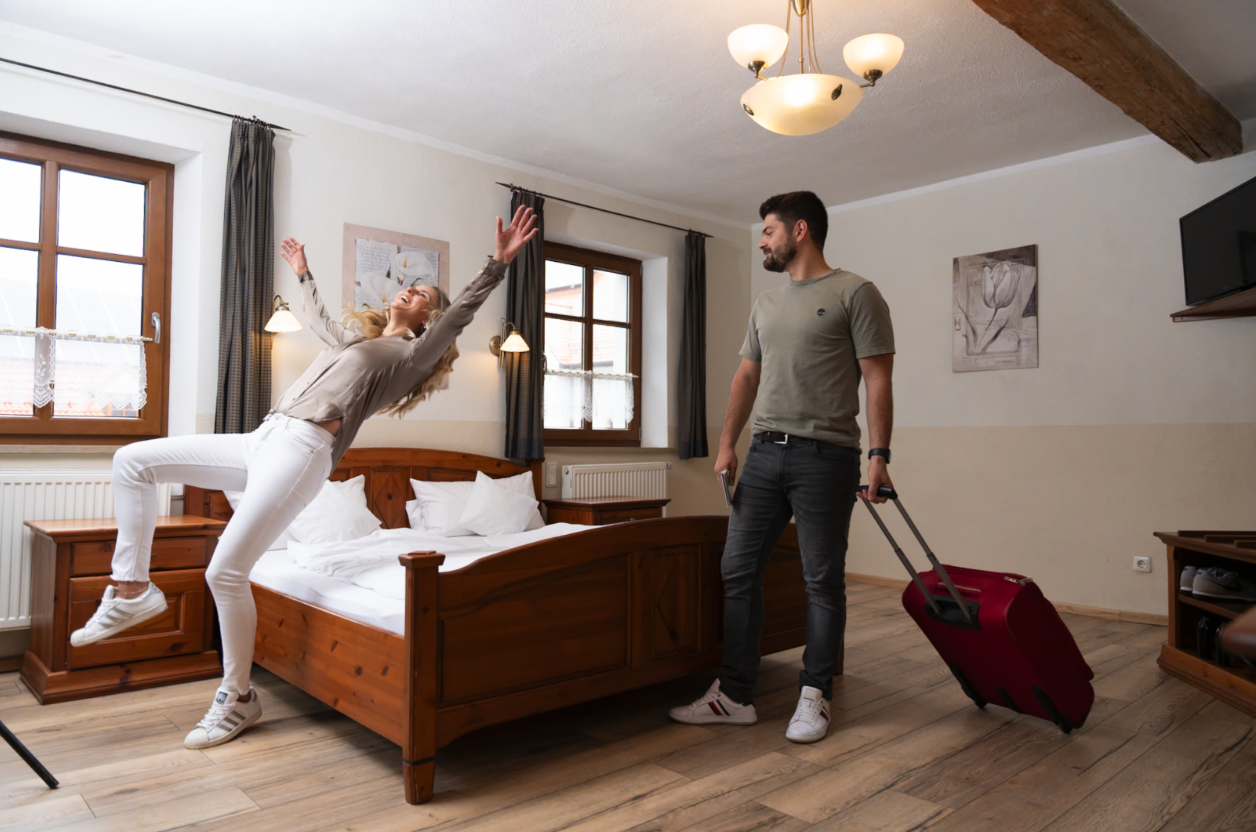 Pärchen im Zimmer mit Doppelbett